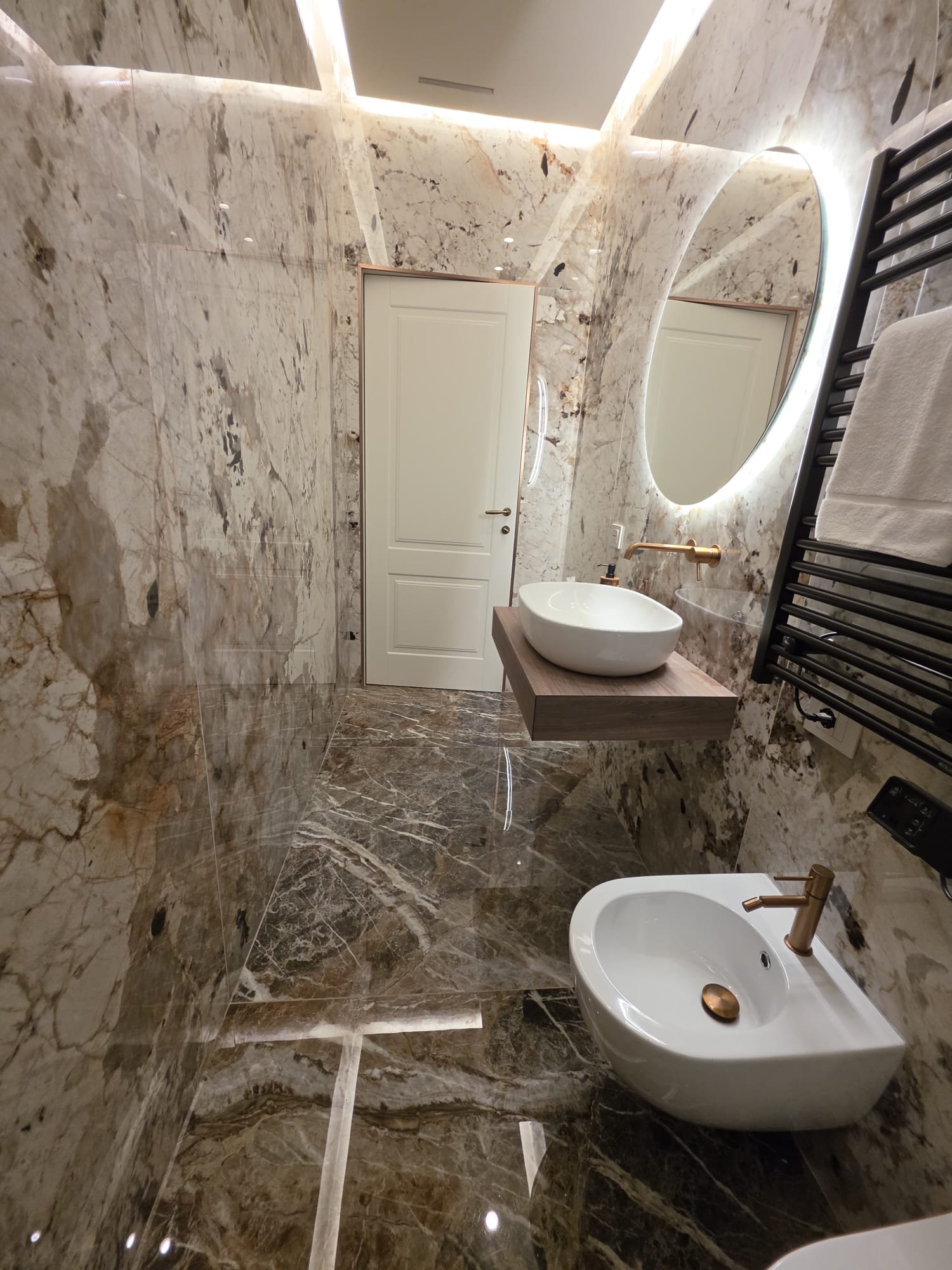 Bagno in marmo a tutta altezza