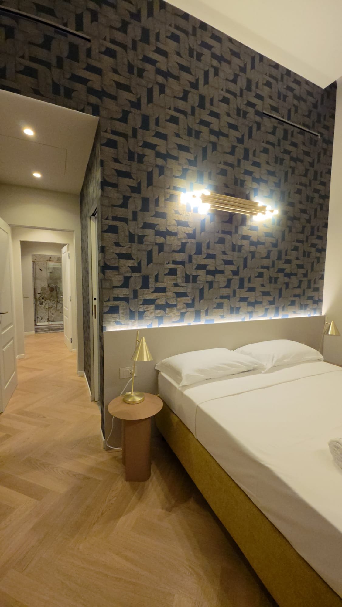 Suite padronale con parquet chevron e gola luce LED